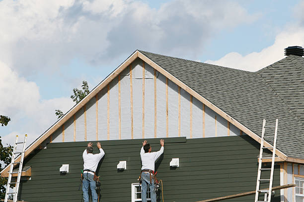 Professional Siding technician working in West Mansfield, OH